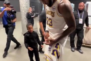 詹姆斯末节砍12分再现关键先生！太酷啦